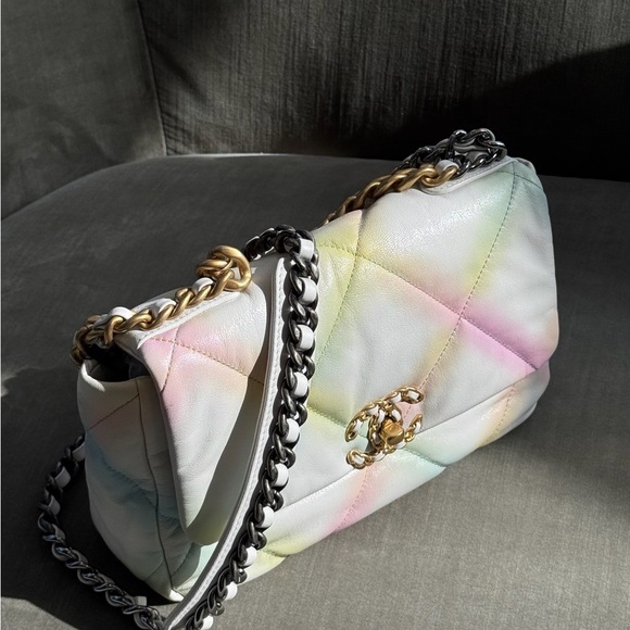 CHANEL Shoulder Bag with Gold/Silver Hardware - Picture 3 of 5